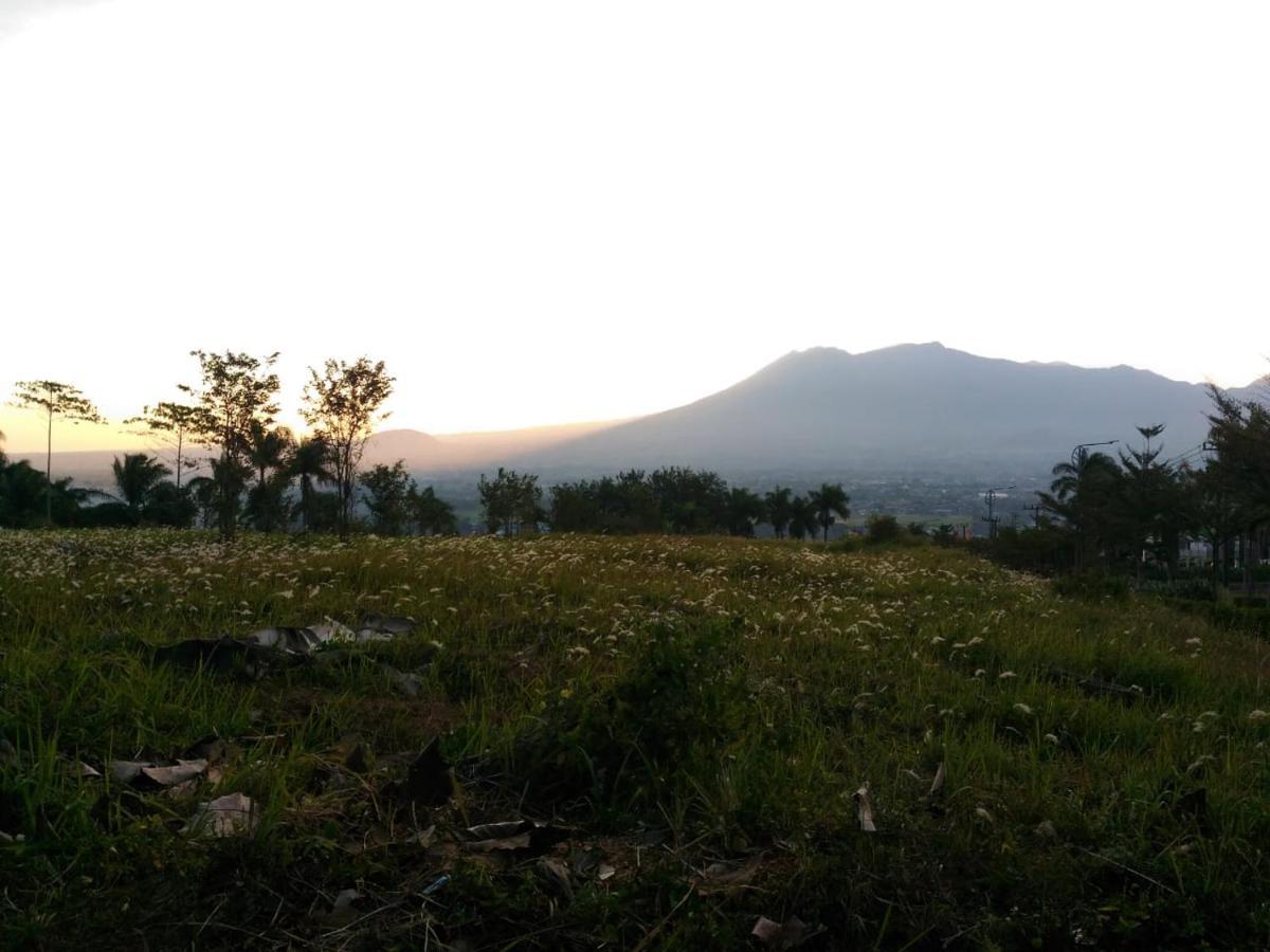 Villa Malang Puncak Buring Zewnętrze zdjęcie